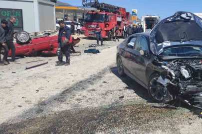 Gölbaşında iki otomobil çarpıştı: 1  ölü, 6 yaralı