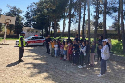 Jandarmadan ilkokul öğrencilerine temel trafik eğitimi
