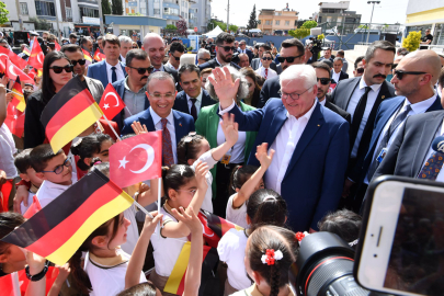 Öğrencilerle buluştu