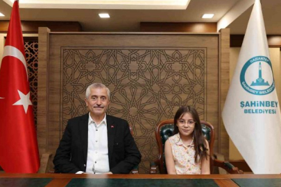 Tahmazoğlu koltuğunu depremzede öğrenciye devretti