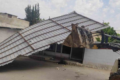 Gaziantep’te etkili olan rüzgar bir evin çatısını uçurdu