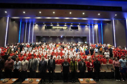 Yılmaz, başarılı öğrencileri ödüllendirdi