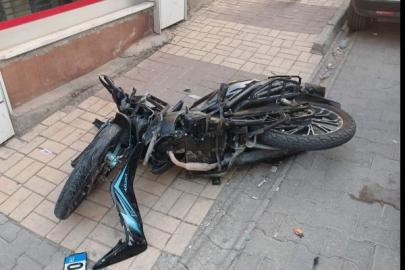 Motosiklet ile otomobil çarpıştı: 2 yaralı