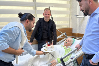70 yaşındaki hastaya hastanede doğum günü sürprizi