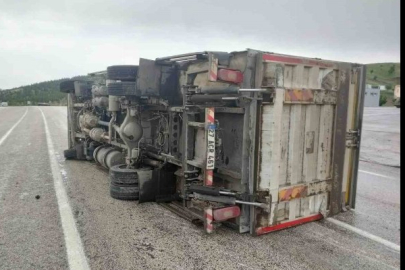Gölbaşı’nda kamyon devrildi