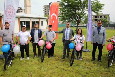 Down sendromlu çocuklara bisiklet dağıtıldı