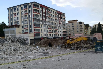 Gaziantep’te depremde ağır hasar alan bina yıkım sırasında çöktü