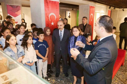 Şahin, çocuklarla Medine kahramanı Fahreddin Paşa’yı anlatan sergiyi gezdi