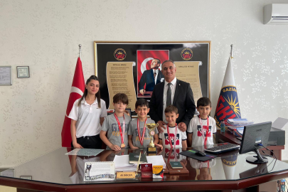 GKV’li minik kulaçlardan yüzme başarısı