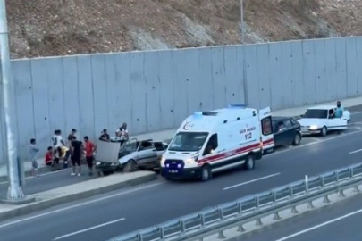 İki otomobil çarpıştı: 3 yaralı