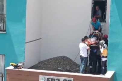 Pencereyi silerken apartman boşluğuna düşerek ağır yaralandı