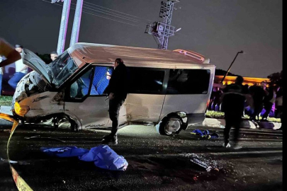 Kontrolden çıkan minibüs orta refüje çarparak savruldu: 1 ölü