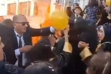 Okuldaki mezuniyet kutlamasında helyum gazlı balon patladı: 8 yaralı