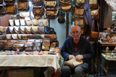 5 metrekare dükkanında 65 yıldır teknolojiye direniyor