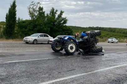 Kamyonun çarptığı traktör ikiye bölündü: 2 yaralı