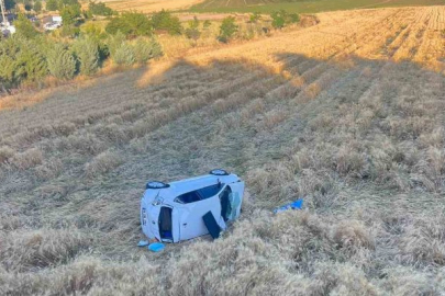 Sürücüsünün kontrolünden çıkan otomobil tarlaya uçtu: 2 yaralı