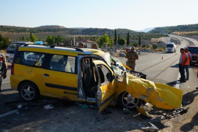 Kilis’te hafriyat kamyonu ticari taksi ile çarpıştı: 2 ölü, 8 ağır yaralı