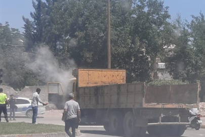 Seyir halindeki kamyon alev aldı