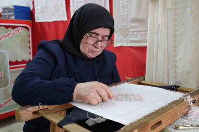 7 yaşında başladığı nakış işini 43 yıldır severek sürdürüyor