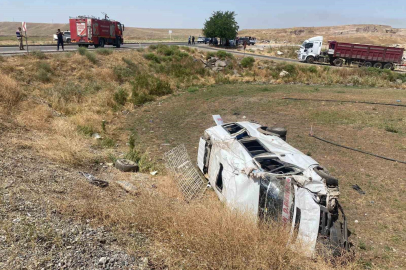 Yolcu minibüsü ile pikap çarpıştı: 1’i çocuk 3’ü ağır 14 yaralı