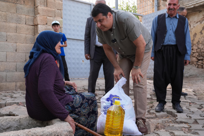 Yılmaz, ihtiyaç sahiplerine gıda yardımını kendi elleriyle yaptı