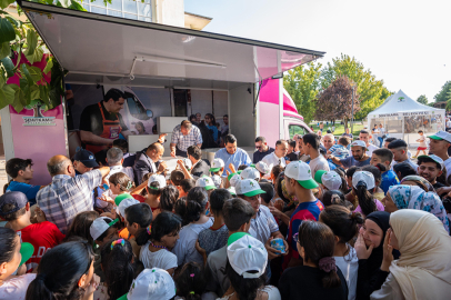 Yılmaz’dan aşure ve dondurma ikramı