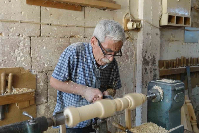 Ahşaba şekil vererek 58 yıldır mesleğini yaşatmaya çalışıyor