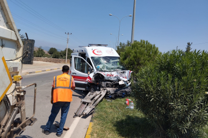 Ambulans tankere çarptı: 3 sağlıkçı yaralı