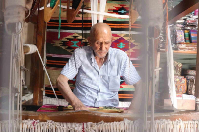 Kilim dokuma mesleğini 3 metrekarelik dükkanında yaşatıyor