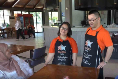 Bu kafede çalışanları gören müşteriler hem duygulanıyor hem de mutlu oluyor