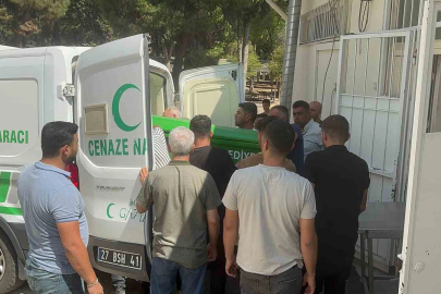 Park halindeki araca çarpan motosikletli genç hayatını kaybetti