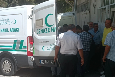 Karşıya geçerken otomobilin çarptığı yaşlı adam kurtarılamadı