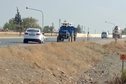 Motosiklet, kırmızı ışıkta bekleyen otomobile çarptı: 1 yaralı