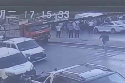 Minibüs, park halindeki otomobilin üzerine çıktı