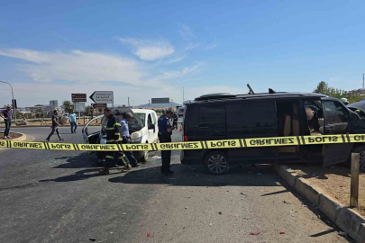 Gaziantep’te hafif ticari araç ile minibüs çarpıştı: 4 yaralı