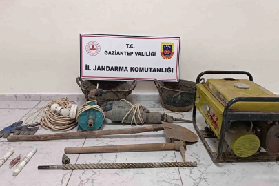 Gaziantep’te kaçak kazı yapan 2 şahsı jandarma suçüstü yakaladı