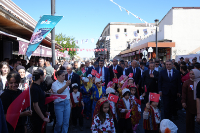Bakan Tekin, Gaziantep'te BİZ projesi kortej yürüyüşüne katıldı