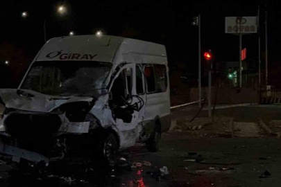 Tır işçi servisine çarptı: 3’ü ağır 13 yaralı