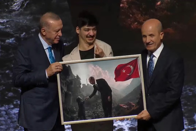HKÜ’lü öğrenci, Cumhurbaşkanı Erdoğan’a eserini takdim etti