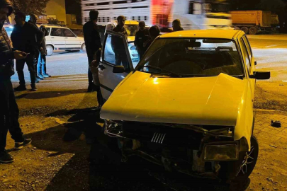 Otomobil ile hafif ticari araç çarpıştı: 3 yaralı