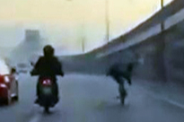 Bisikletin üstünde yatarak trafiği tehlikeye soktu