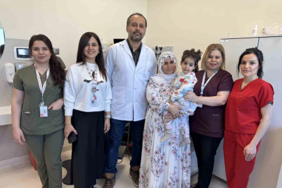 Doğuştan işitme kaybı olan minik Yüsra, beyin sapı implantı ilk kez duydu