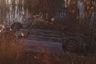 Gezintiye çıkan çiftin aracı Fırat Nehri’ne uçtu