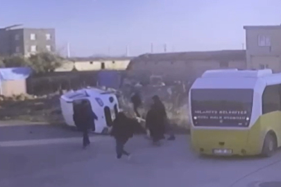 Minibüs ile hafif ticari araç çarpıştı: 2 yaralı