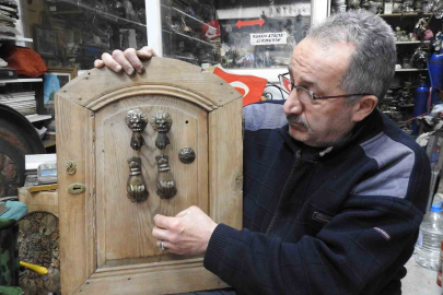 Topladığı antika eşyaları restore ve tamir ediyor