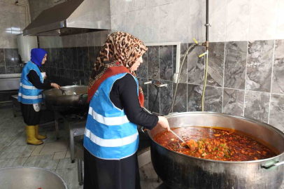 Gönüllü kadınlar Ramazan’da yemek hazırlıyor