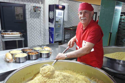 78 yaşında ihtiyaç sahipleri için gönüllü çalışıyor