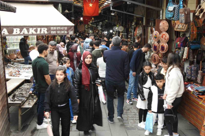 Tarihi mekânları turist akınına uğradı