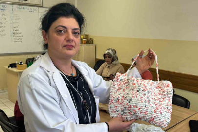 Naylon poşetler rengarenk çantalara dönüşüyor