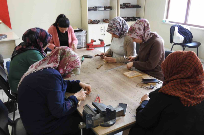 Kadınlar, sedef kakma işlemeciliğinde erkeklere taş çıkarıyor